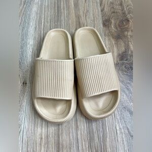 syclo Cloud Slippers, Pillow Shoes Size 5.5-6.6 EUC